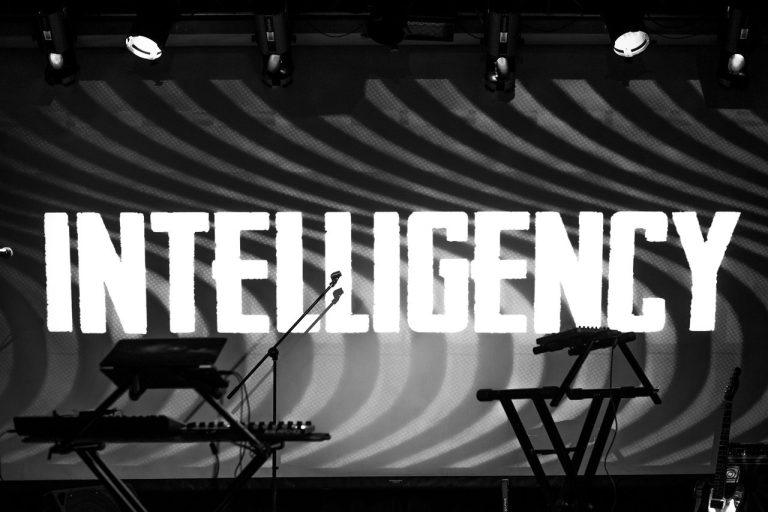 Перевод песни  Intelligency — August