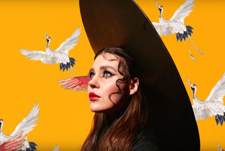 Перевод песни  KAZKA — Пісня Сміливих Дівчат