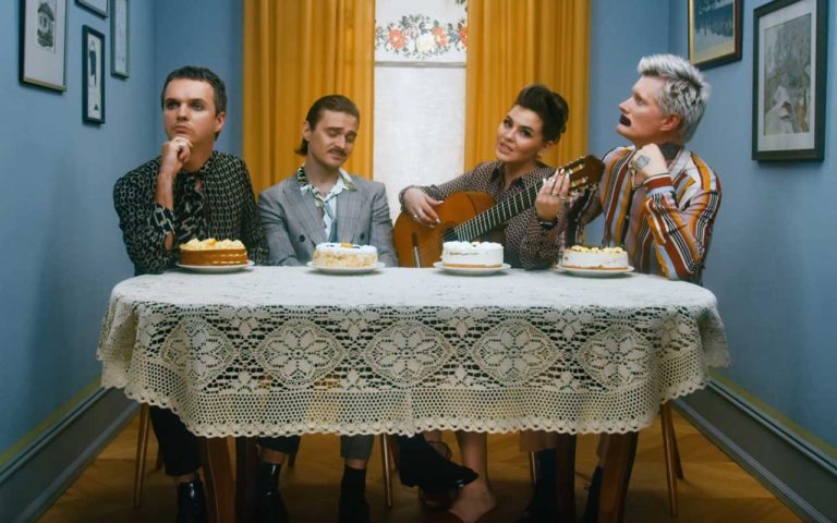 Перевод песни  LITTLE BIG — GO BANANAS