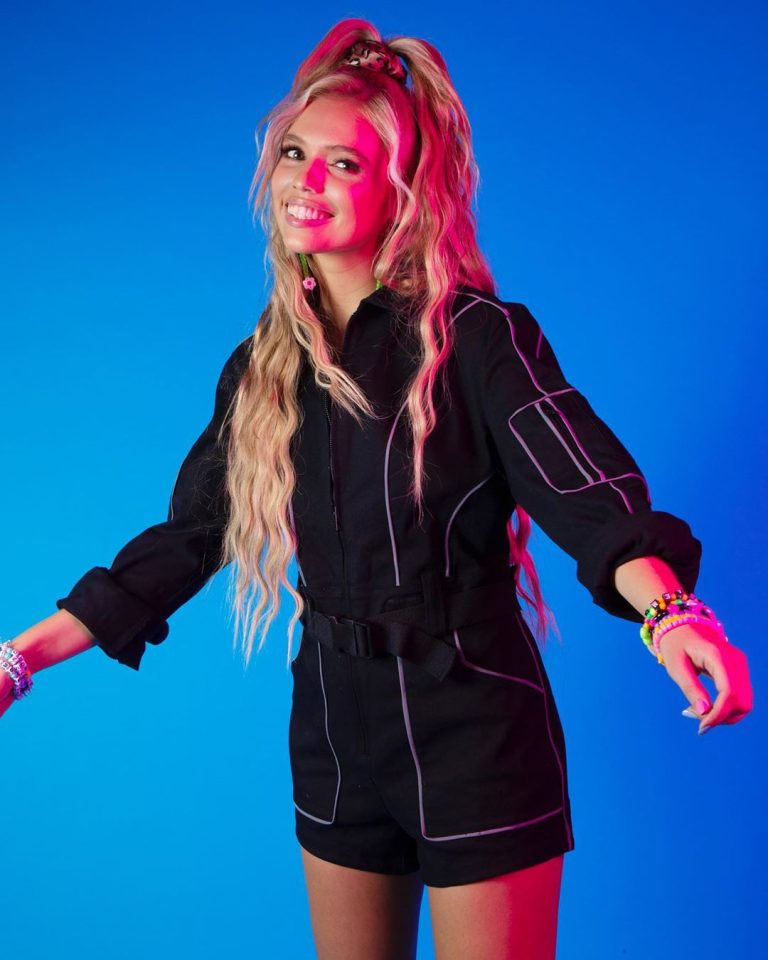 Перевод песни  salem ilese — mad at disney